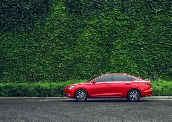 最新版轎車,最新版轎車，創(chuàng)新與發(fā)展的雙刃劍效應(yīng)