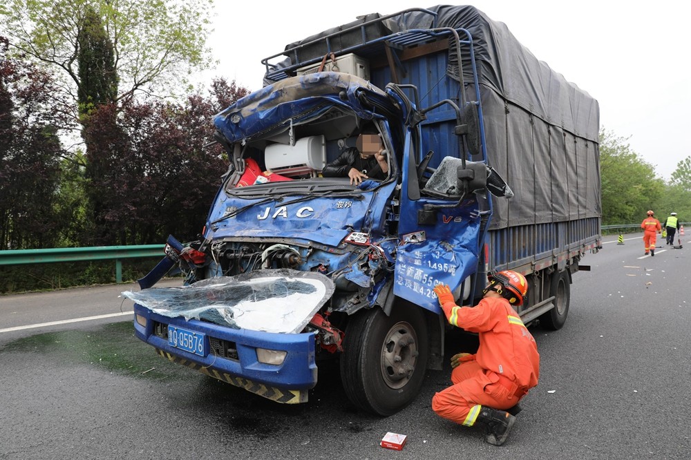 滬渝高速車禍背后的神秘小店探秘故事揭秘